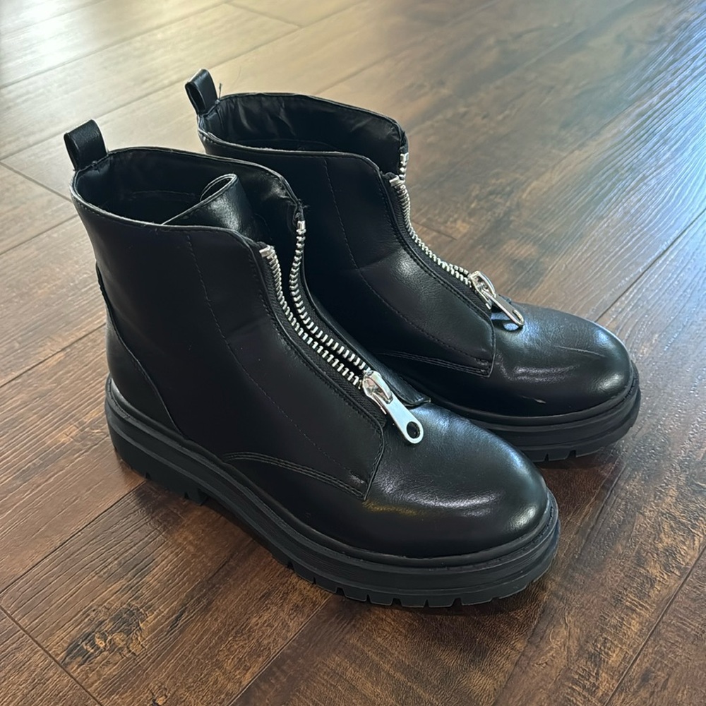 Boots with middle zipper